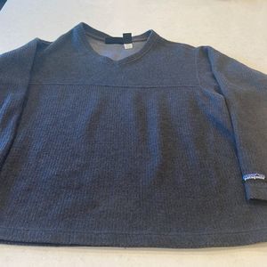 Patagonia women’s v neck pullover size medium gray almost black washable.
